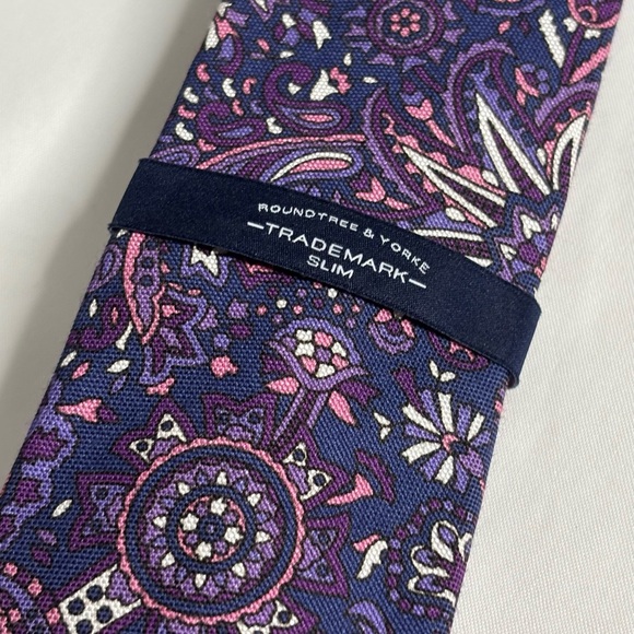 Roundtree & Yorke Other - NEW! Roundtree & Yorke Blue and Purple Paisley Tie